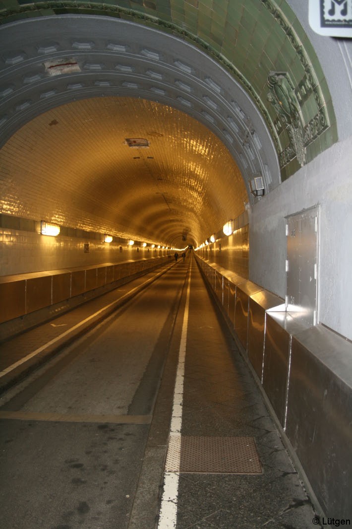 Durch den alten Elbtunnel und zurück
