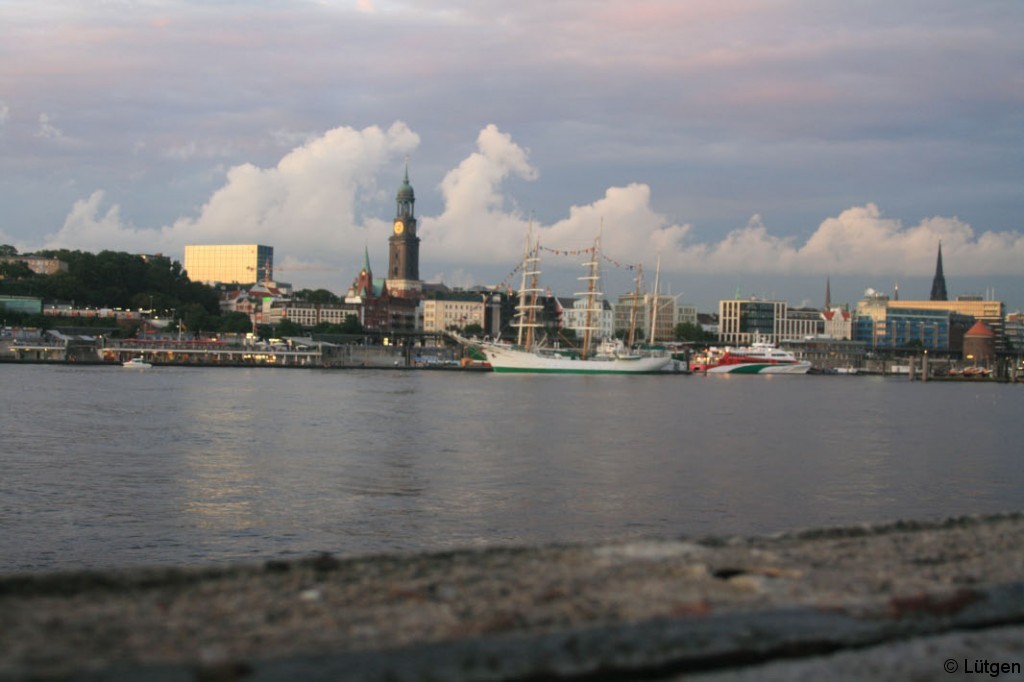 Blick auf Michel und Segelschiff