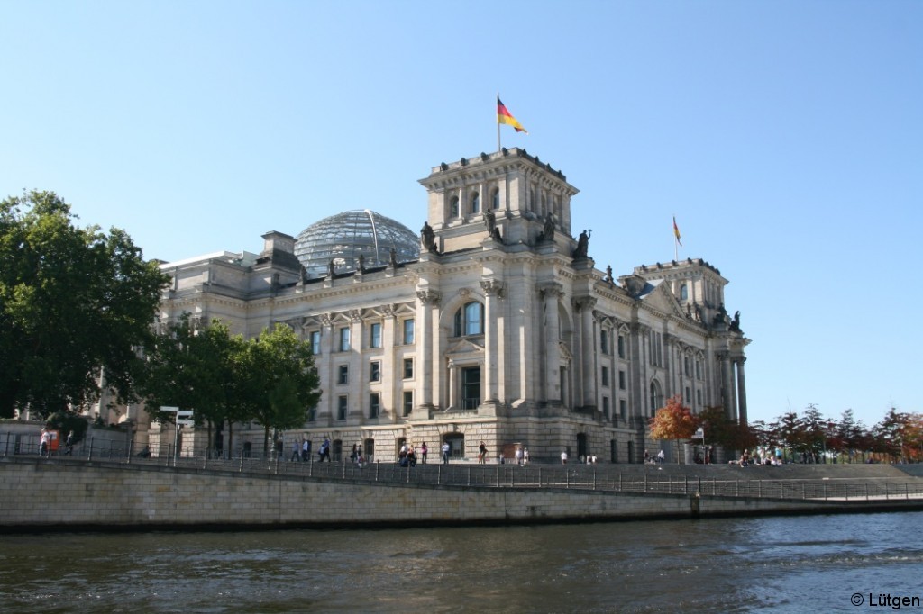 Blick auf den Reichstag vom gegenüberliegenden Spreeufer